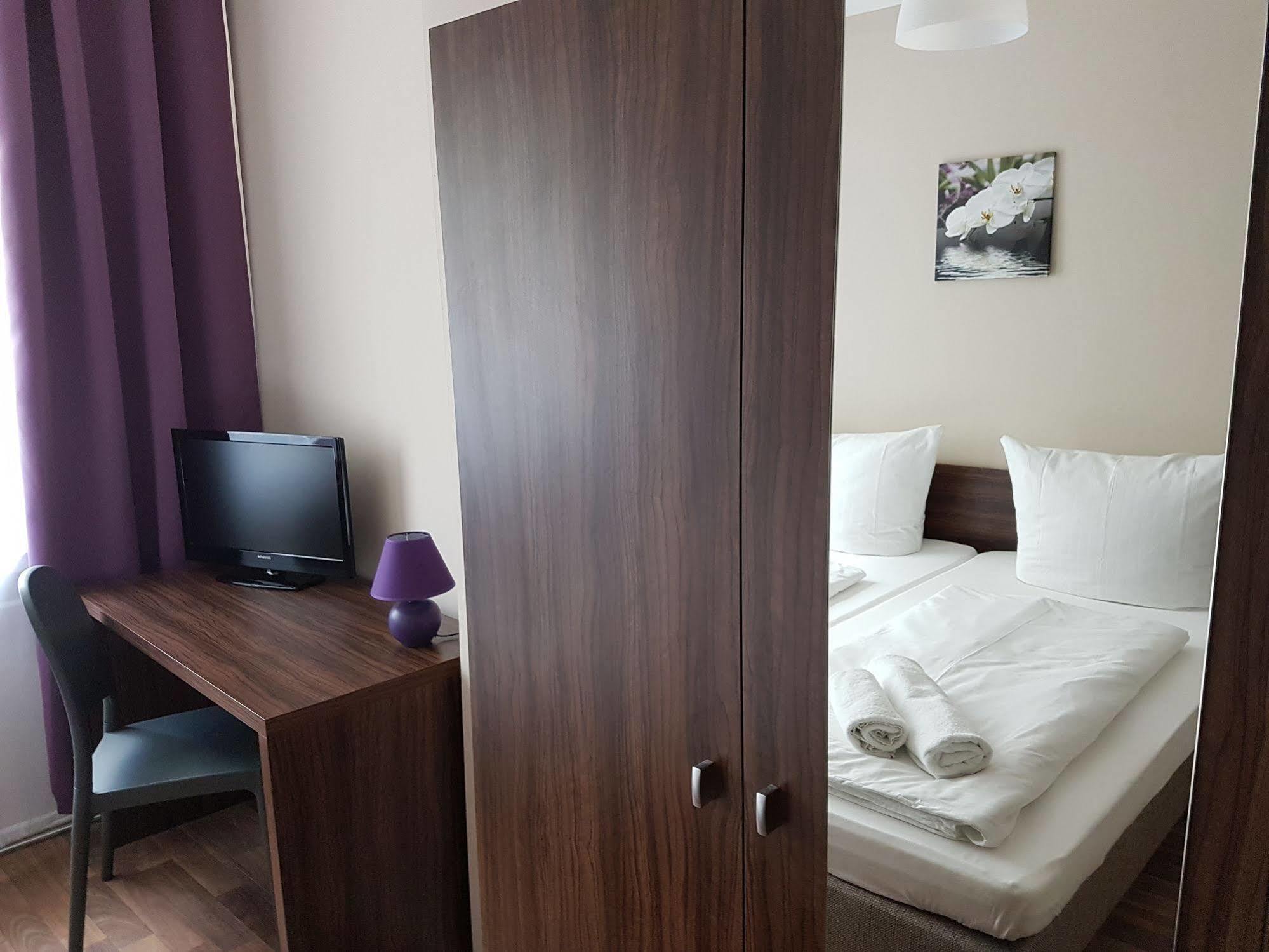 Hotel Pension Eberty Berlin Exteriör bild