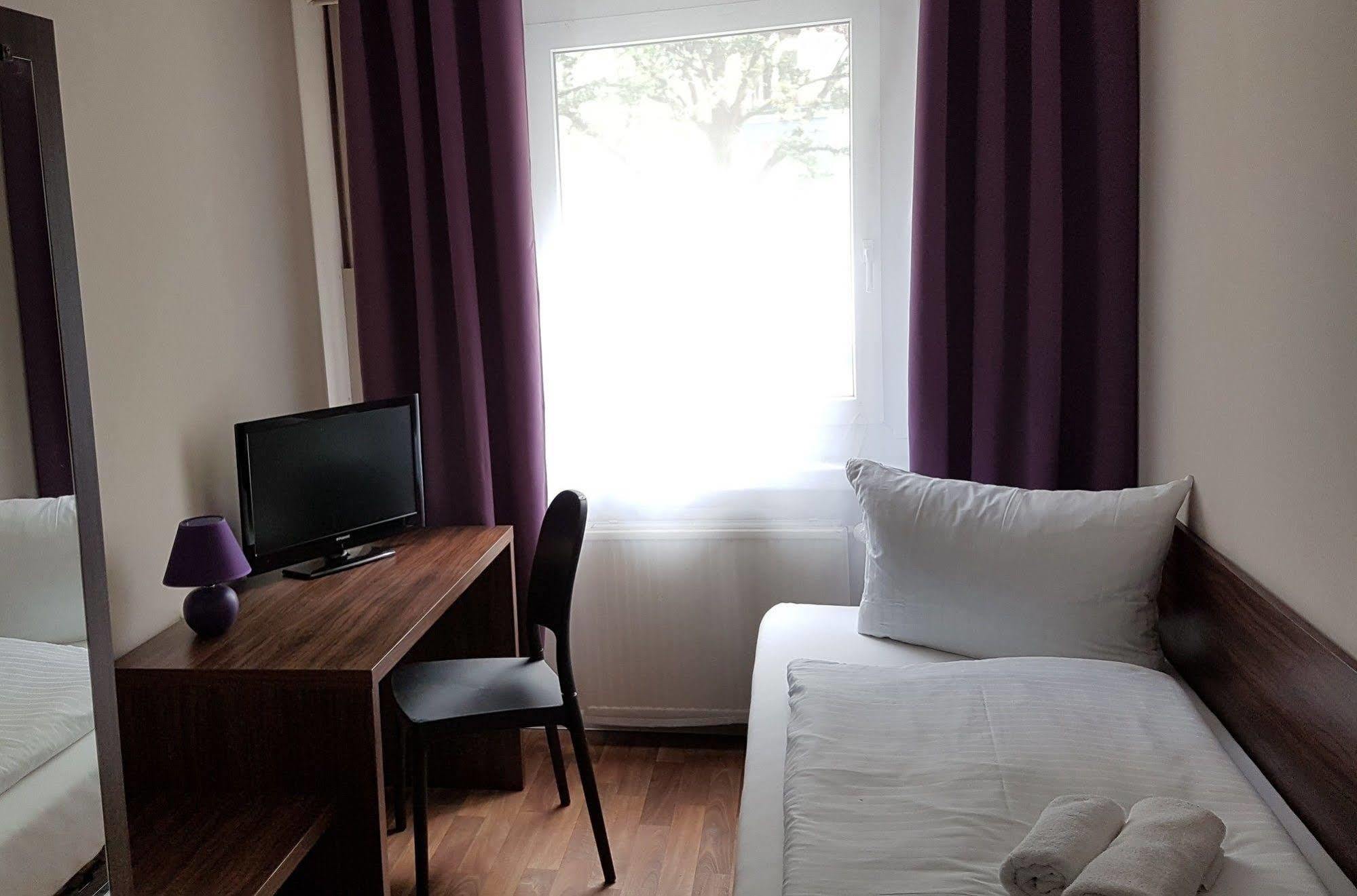 Hotel Pension Eberty Berlin Exteriör bild