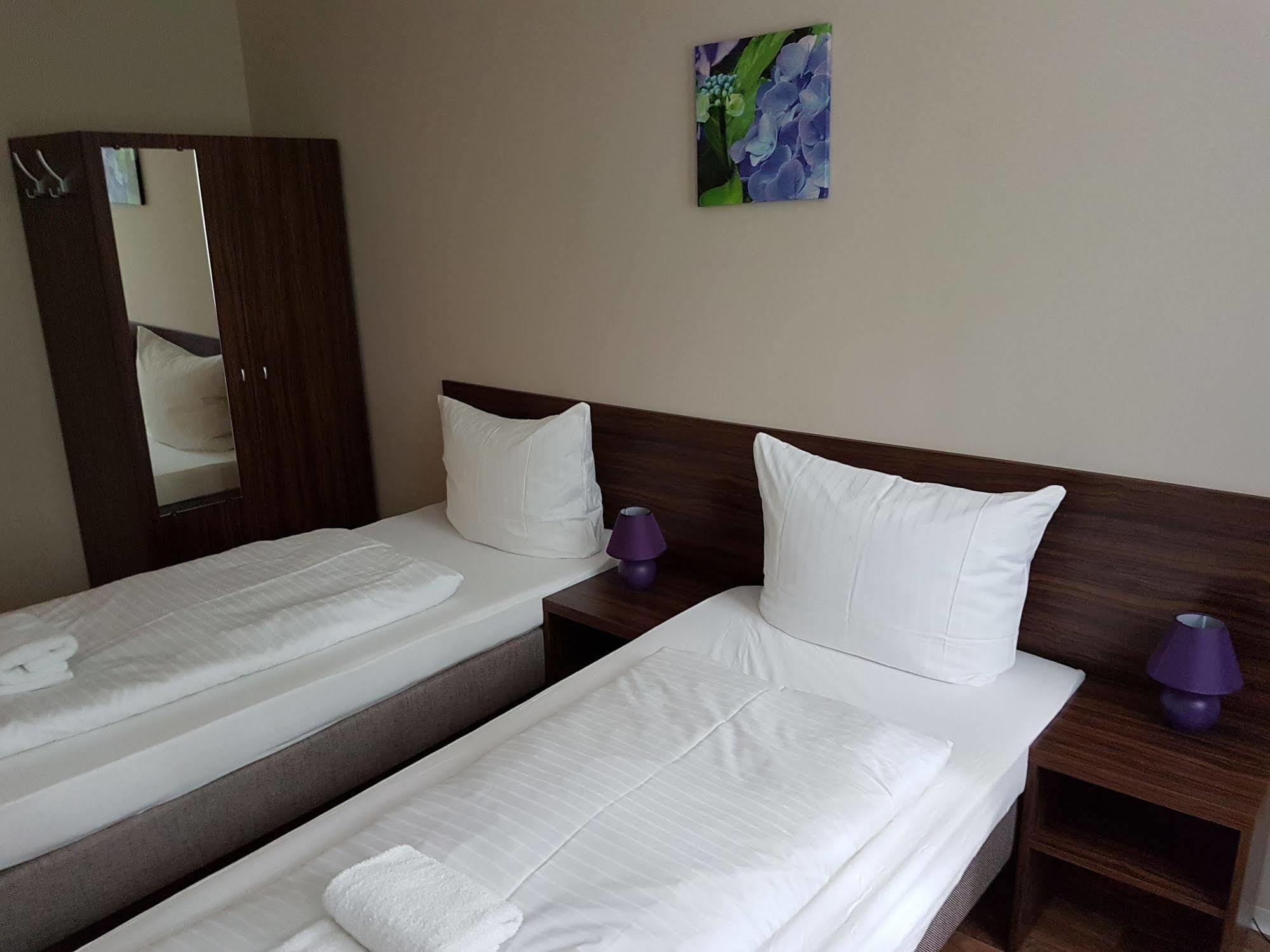 Hotel Pension Eberty Berlin Exteriör bild