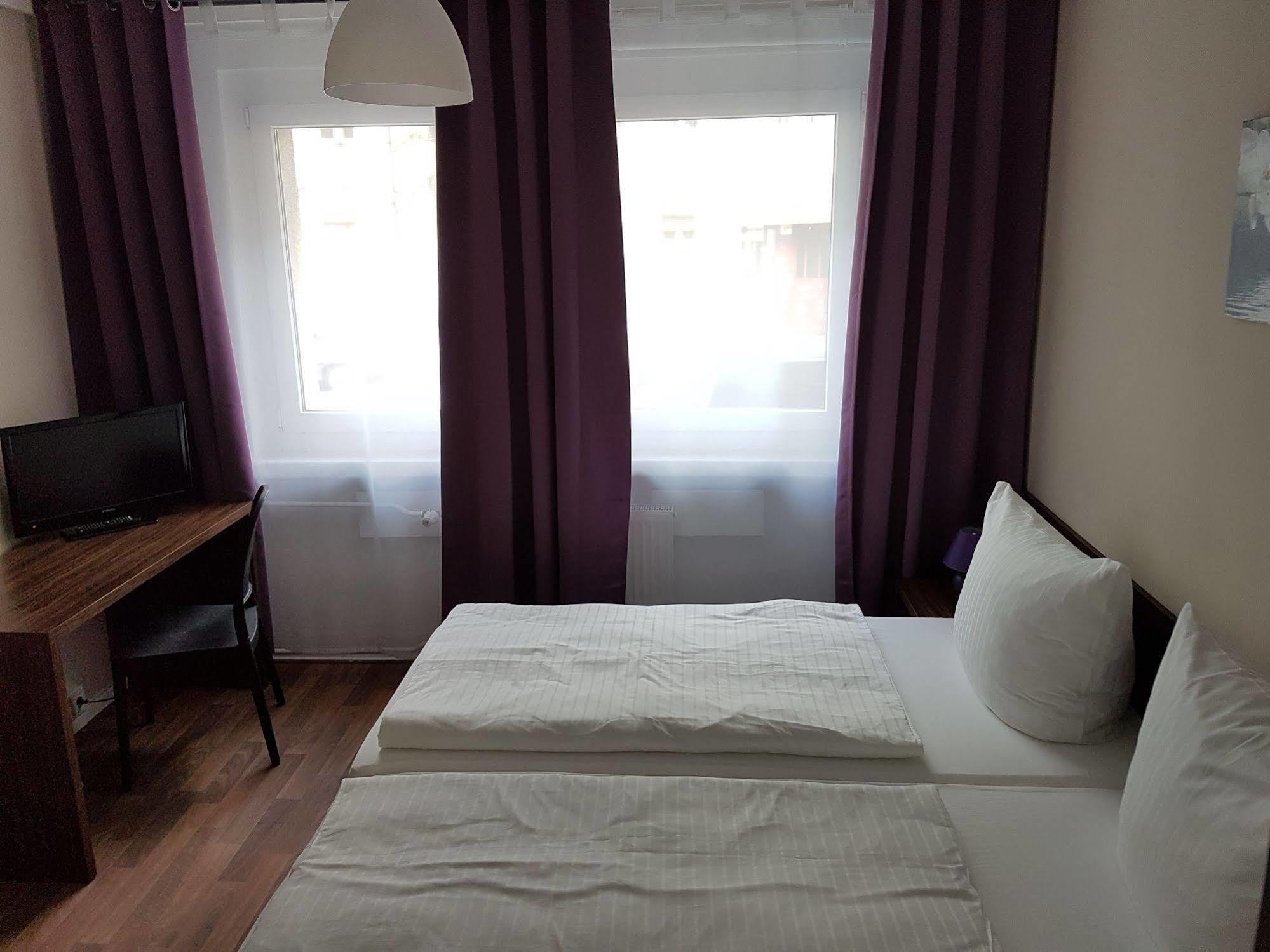 Hotel Pension Eberty Berlin Exteriör bild