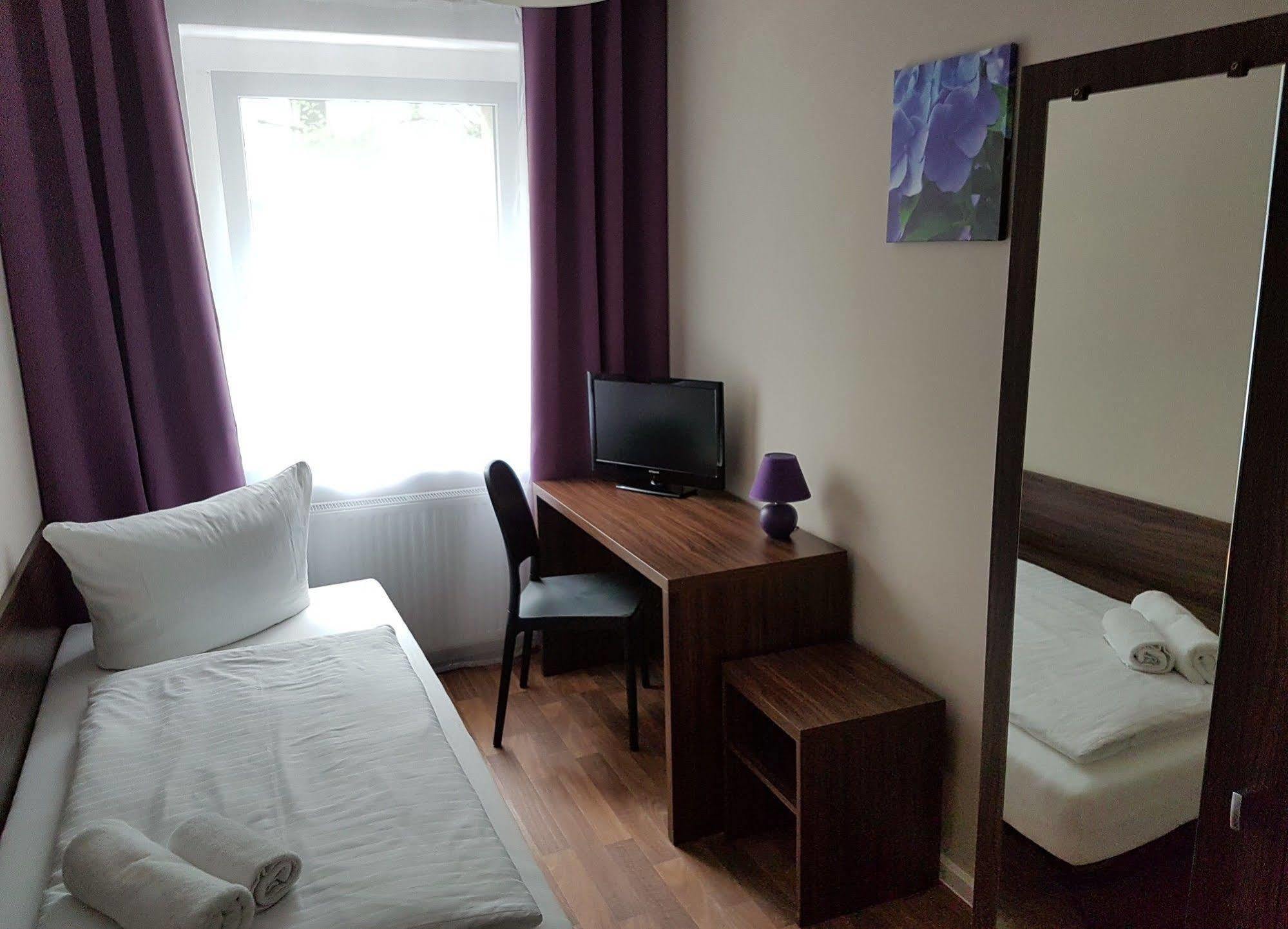 Hotel Pension Eberty Berlin Exteriör bild